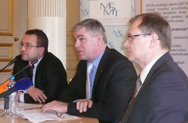 (zleva) Ministr Josef Dobeš, hejtman MK Jaroslav Palas a náměstek hejtmana LK Radek Cikl